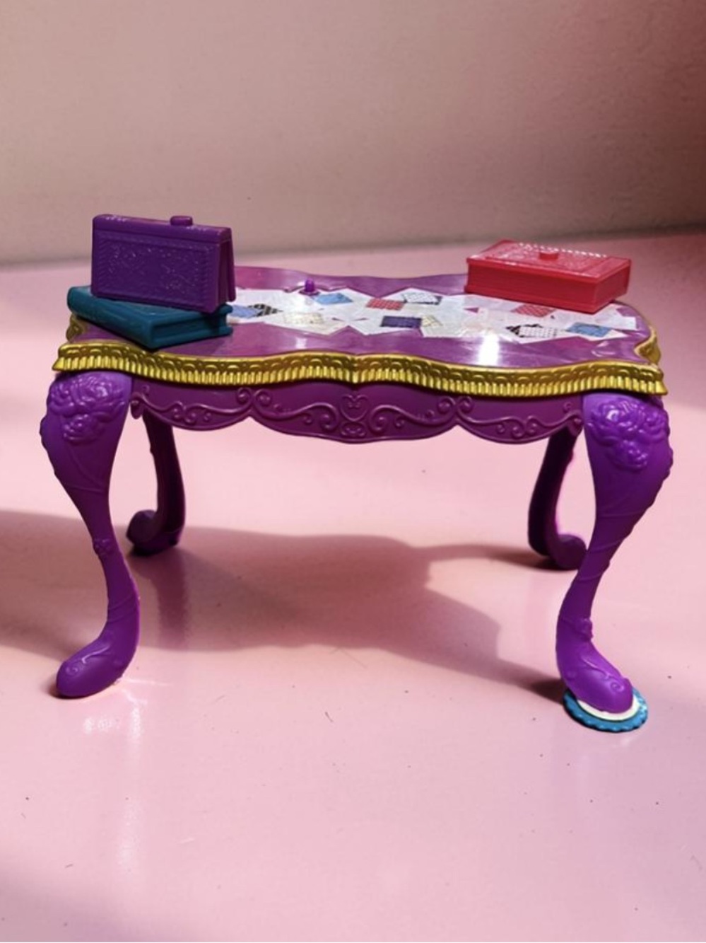 Ever After High furniture 2013
"Hat-Tastic Tea Party" table Vintage discontinued